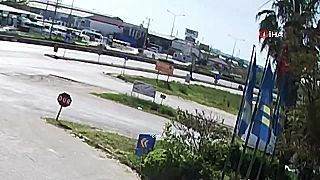 Odtrhnuté koleso naháňalo muža, ten sa skryl pred ním v budove