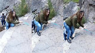 Chcela pozrieť vodopád úplne zblízka