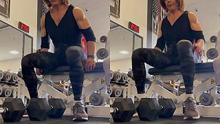 Žena cvičí biceps izolovane