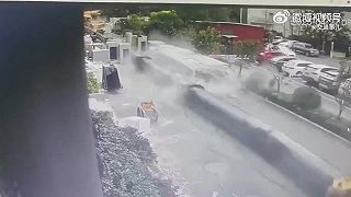 Mladý muž sa v ten deň druhýkrát narodil, takmer ho rozpučil padajúci žeriav