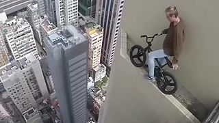 Omrzel ťa život? Choď balansovať s bicyklom na mrakodrap!