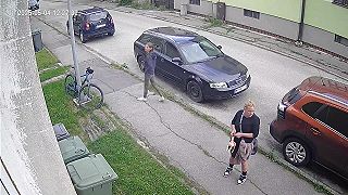 Zlodejka ukradla kapsičku z bicykla vo Vrútkach, nepoznáte tieto ženy?