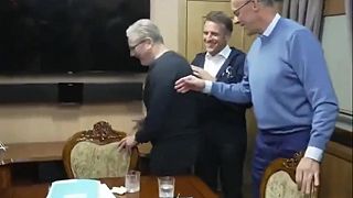 Macron a Merz zabudli na stole kokaín a šňupátko