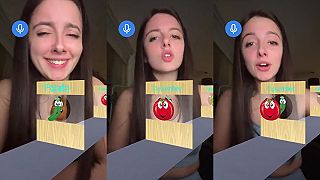 Mladá Francúzska sa učí anglickú výslovnosť