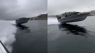 Malý rybársky čln s poriadne veľkým motorom