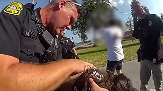 Policajti v Tampe zachránili život malému dievčatku, ktoré sa dusilo paradajkou