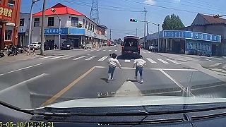 Keď vezieš zo školy dvojičky a odrazu zistíš, že ich nevezieš