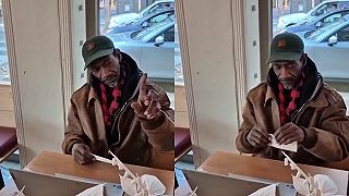 video Ako to len ten chlap robí?