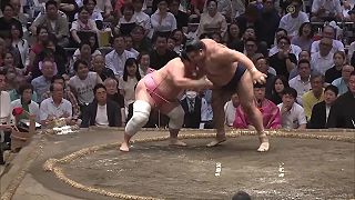 Sumo zápasník Ura Kazuki (142 kg) vs. väčší zápasník Takayasu Akira (176 kg)