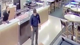 Neser zamestnanca reštaurácie, ktorého nepoznáš!