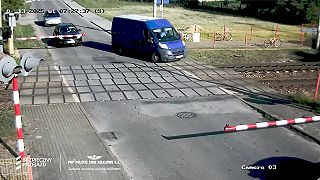 „Mozgový atlét” sa na dodávke rozhodol prejsť cez spustené závory na priecestí