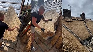 Majster pokrývač vyrába tradičnú trstinovú strechu
