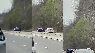 SUV v Rumunsku zrazilo veľkého medveďa, ten náraz prežil a ušiel do hory