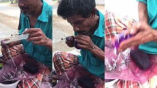 video Kúpiš mi tú peknú ozdobu? Fuj veď je to starý prezervatív!