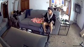 Kto montoval ten televízor na stenu?