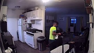 Otec terorizuje celú rodinu a vyžíva sa v tom