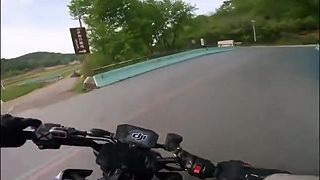 Pozrite sa na mňa, ako viem rýchlo jazdiť na motorke!