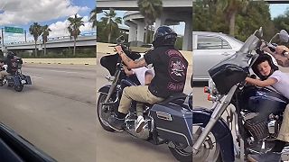 Otec mesiaca viezol na motorke spiaceho syna