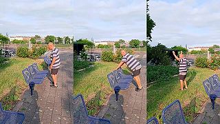 Dedko robí v rámci rozcvičky každé ráno na lavičke premety