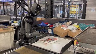 Robot Figure 02 už pracuje v triediacom centre, balíčky obracia kódom nadol