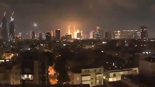 Izrael zasiahli viaceré iránske strely, jedna zasiahla aj IDF veliteľstvo