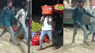 Muž pomáha svoju slepému kamošovi, aby si zarobil nejaké peniaze