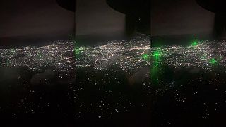 Šialenci na Madagaskare sa nedávno pokúsili oslepiť pilotov lietadla lasermi