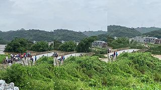 K mostu sa po rozvodnenej rieke blížil kúsok bambusového lesu