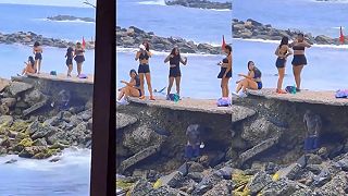 Dievčence si užívajú idylku na pláži