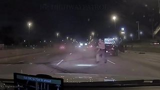 Policajt zastavil na diaľnici kvôli havárii, následne narazili ďalšie vozidlá