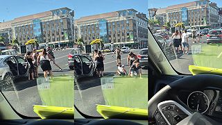Cestná pomsta v Budapešti, cigáň dostal nakladačku
