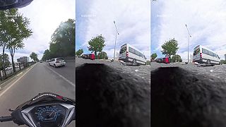 Rúbal si to na skútri, až narazil do školského autobusu (Turecko)