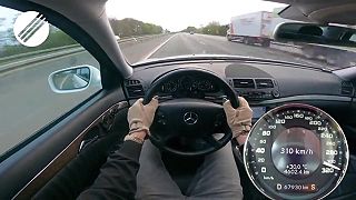 Jazda s Mercedesom E63 AMG po nemeckej diaľnici rýchlosťou 311 km/h