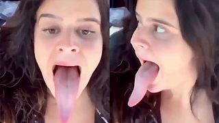 Mladá žena má extrémne dlhý jazyk, dotkne sa s ním mihalníc!