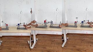 Zábavná bojová stolová hra s plechovkami