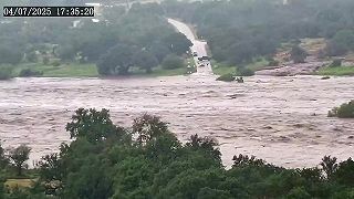 Bleskové povodne na Llano River zachytené na videu: rieka stúpla za minúty