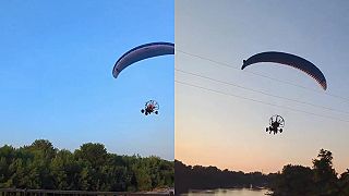 Paraglidista narazil do elektrického vedenia a padol do rieky, nehodu prežil