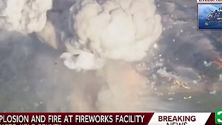 Intenzívnu explóziu skladu s pyrotechnikou v Sacramento odvysielali v živom vstu