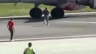 Objavilo sa nové video zo samovraždy muža na letisku v Bergame (DRSNÉ ZÁBERY)
