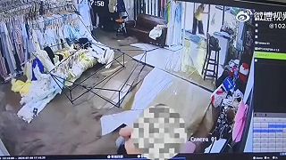 video Butik sa odrazu premenil na žumpu, prasklo pod ním kanalizačné potrubie