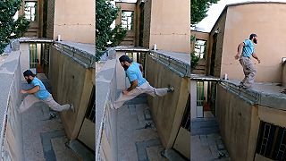 Aj takto sa dá vyliezť po stenách nahor (Achmed parkourista)