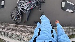 Mladík sa na takmer zabil na elektrickej motorke Talaria MX5