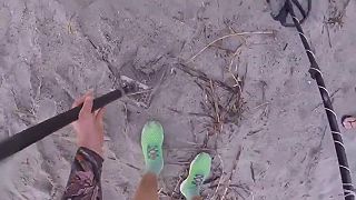 video Mali šťastie, že bol na pláži detektorista, žena stratila zásnubný prsteň