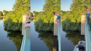 Keď mladý a sprostý ide skočiť z mosta do vody