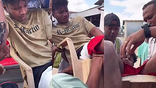 video Mladého muža doniesli k doktorovi na plastovej stoličke, mal veľké bolesti