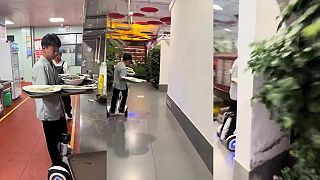 video Čínskeho čašníka volali „koliesko”, jedlá roznáša pomocou hoverboardu