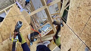 video Šikovná partia mexických krovárov pracuje na dome v USA