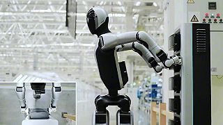 Humanoidný robot Ubtech Walker S2 si sám dokáže vymeniť vybité batérie