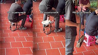 Praktická „kabelková“ skladacia stolička určená na kemping