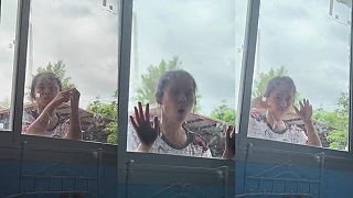 video Pouličná predavačka vysvetlila cez okno, čo predáva